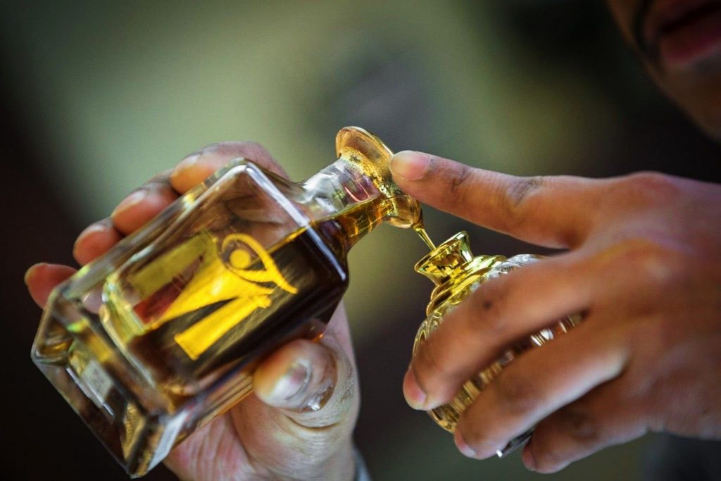 كيفية صنع العطور في المنزل صناع المال