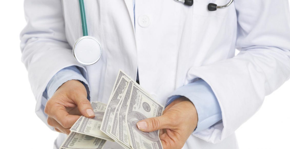 افضل تخصص في الطب من حيث الراتب ورواتب باقي التخصصات صناع المال